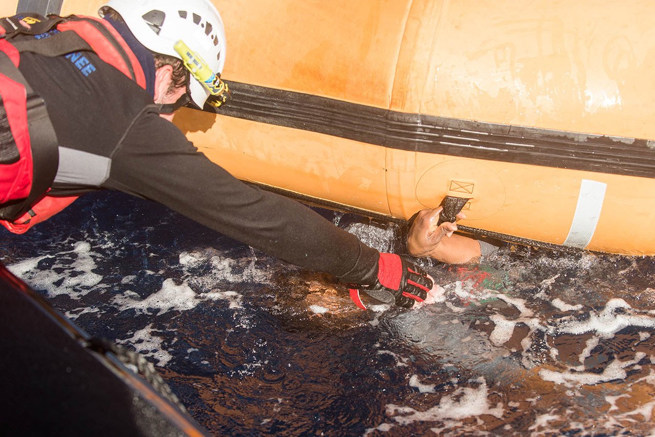 Samedi, lors d'une journée cauchemardesque en Méditerranée, 99 survivants d'un bateau pneumatique qui coulait ont été secourus par l’Aquarius