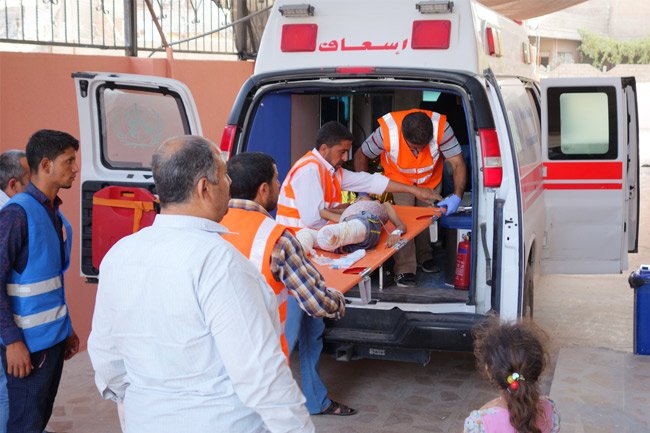 Une ambulance refère une patiente dans un autre hôpital après l'avoir stabilisée dans l'hôpital MSF à Mossoul Ouest.