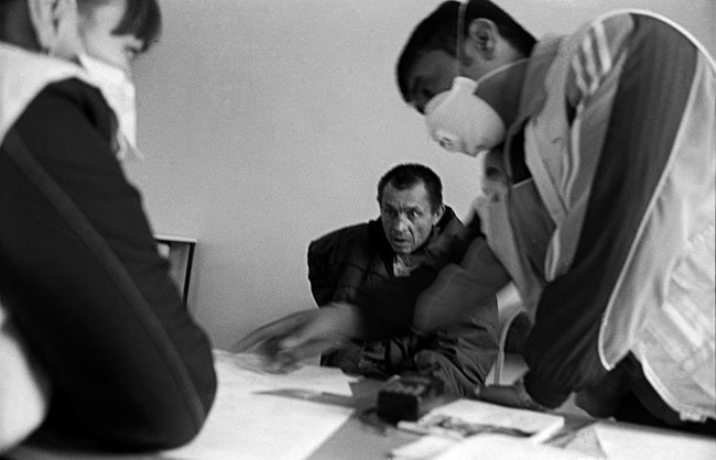 Sergei avec des travailleurs sociaux de MSF, deux jours avant sa sortie de prison. Colony 31. 2009 