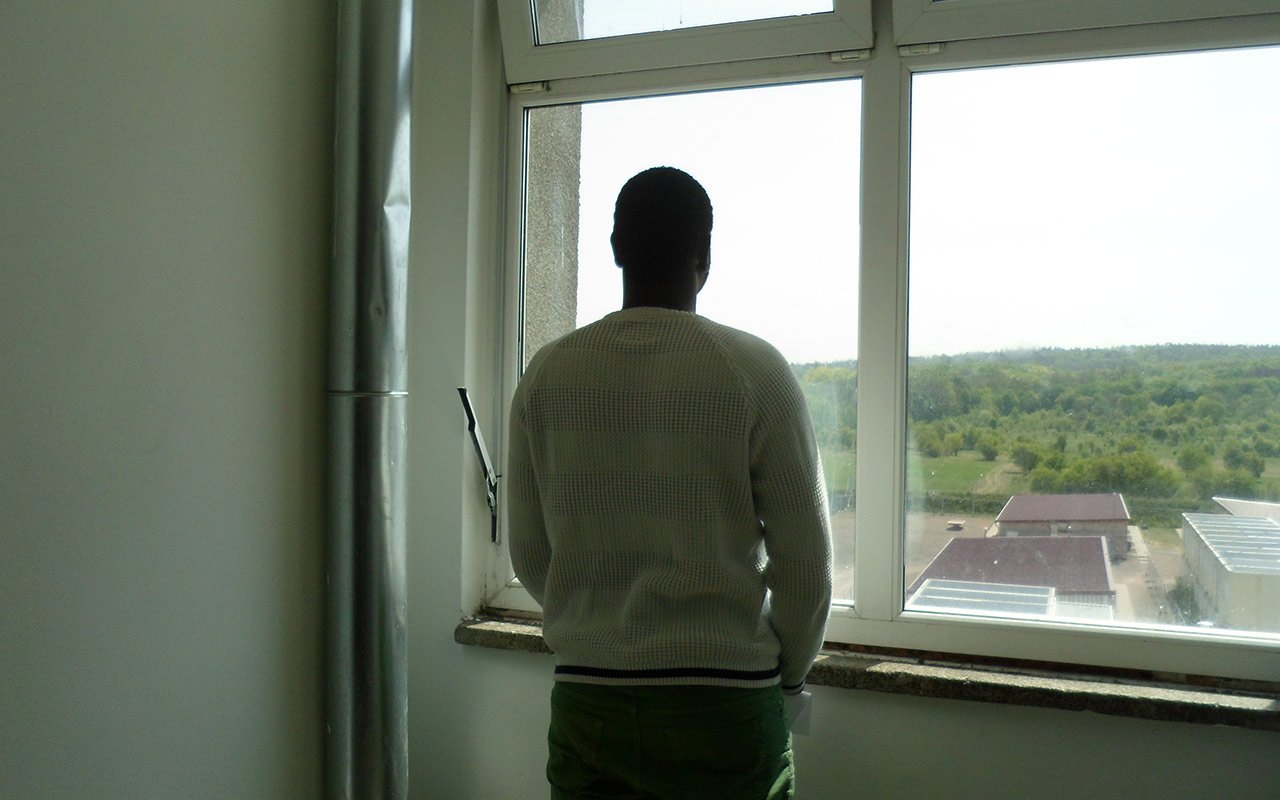 Abdoulaye in der Anlaufstelle für Asylbewerber in Halberstadt, Ostdeutschland.