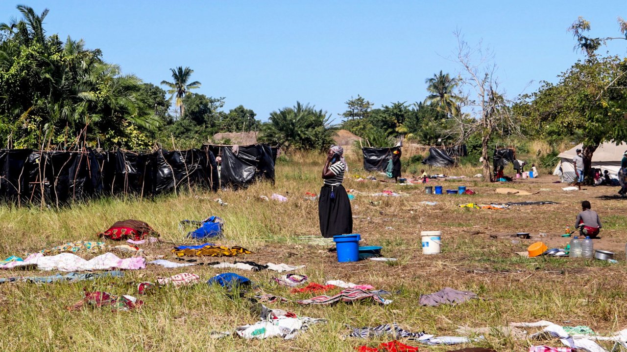 Une femme se tient au milieu de la lessive qui sèche dans le camp de déplacés interne de Metuge au Mozambique.