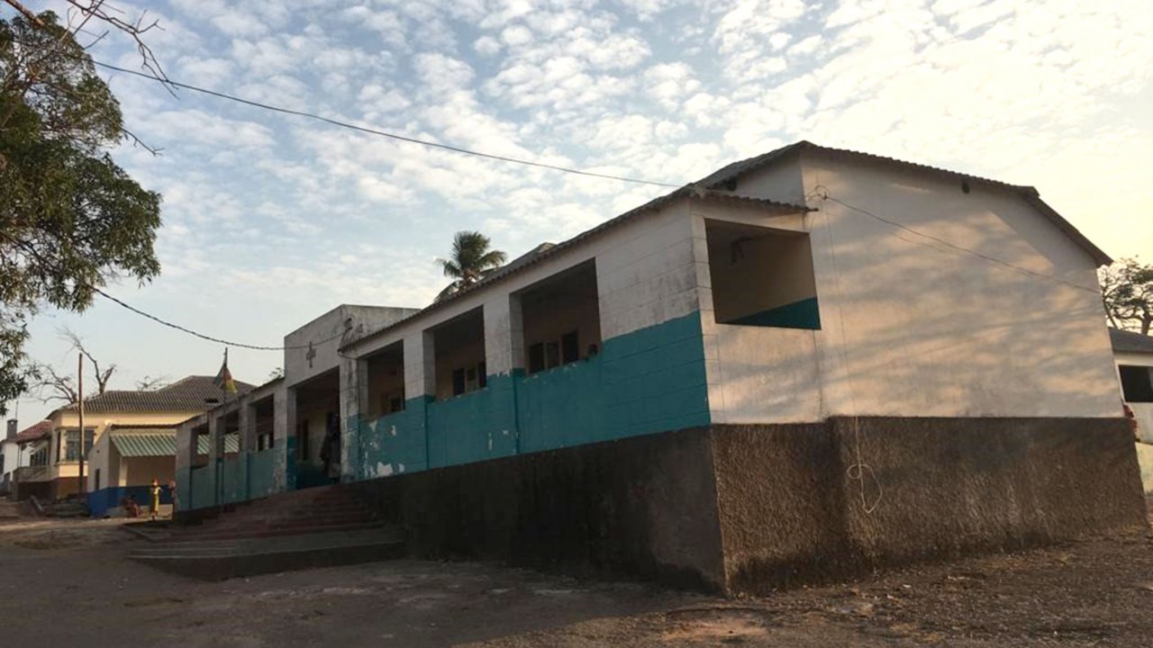 Le centre de santé de Macomia au Mozambique avant les attaques.