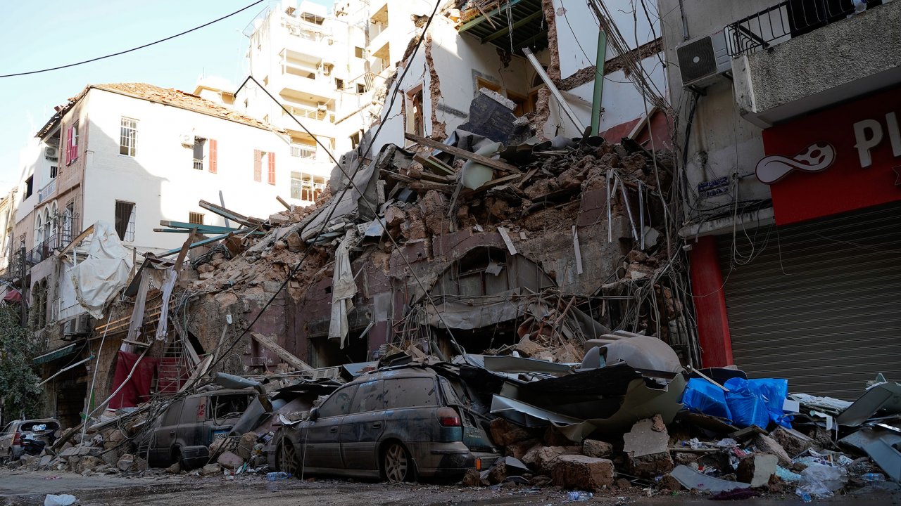 De nombreux immeubles résidentiels sont en ruines après les explosions qui ont dévasté la capitale libanaise. Des milliers de voitures, d'appartements et de magasins ont été endommagés à Beyrouth.