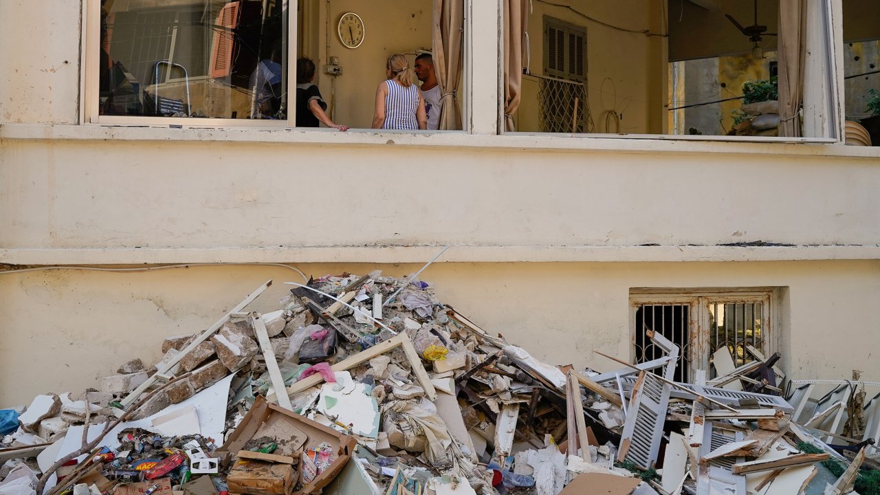 Les Beyrouthins sont sous le choc. Ils prennent le temps de discuter entre voisins, après avoir nettoyé leurs maisons.