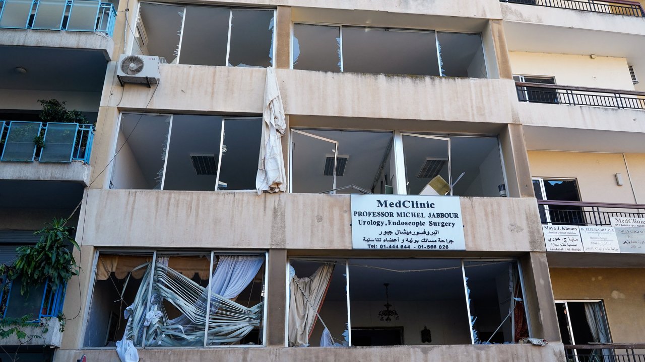 Les structures médicales, comme cette clinique, n'ont pas été épargnées par les déflagrations. Le système de soins libanais est lui aussi mis à mal par les explosions, mais doit trouver des solutions pour prendre en charge rapidement les victimes de l'événement. MSF évalue la situation pour voir comment elle pourrait leur venir en aide.