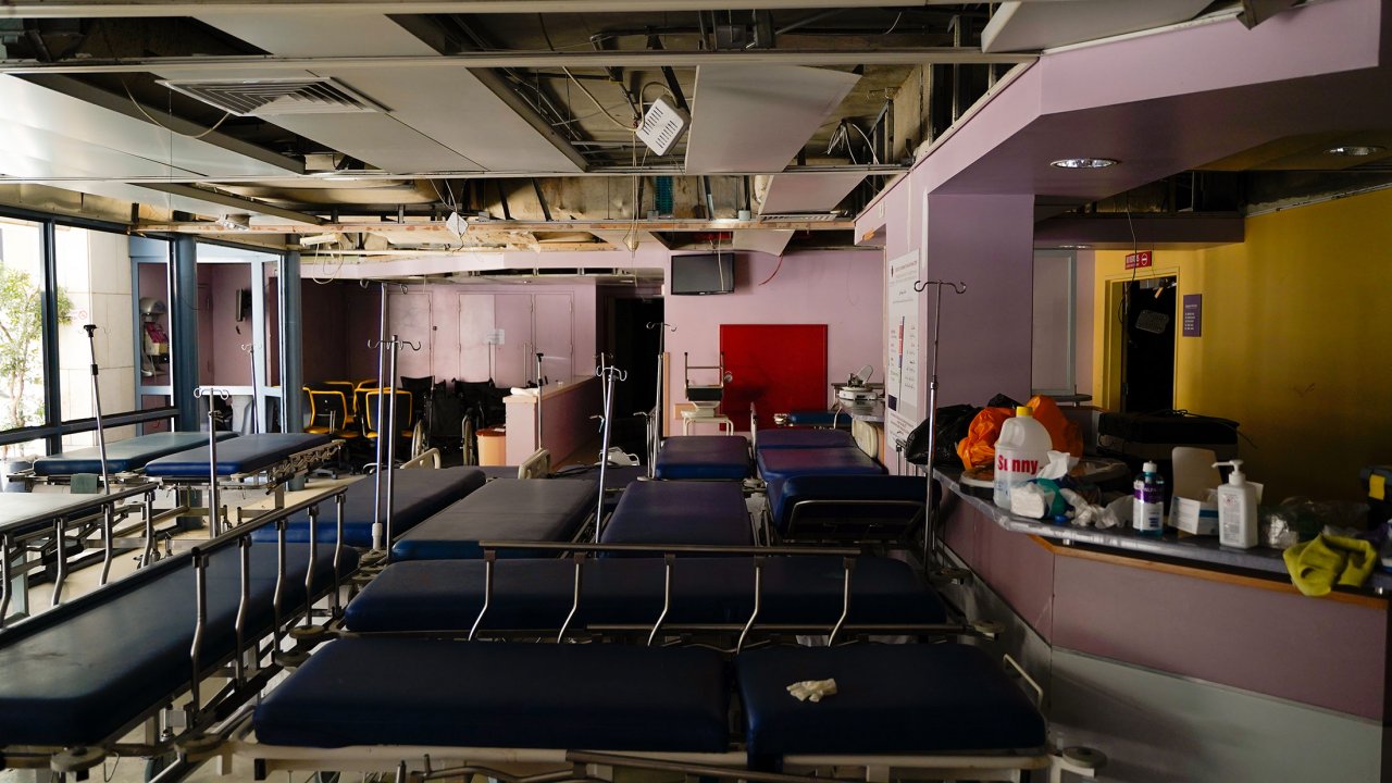 Einige medizinische Fachkräfte des Spitals sind selber verletzt worden, darunter gab es auch Verstorbene. Zudem wurden Patientinnen und Patienten, die dort behandelt wurden, schwer betroffen.