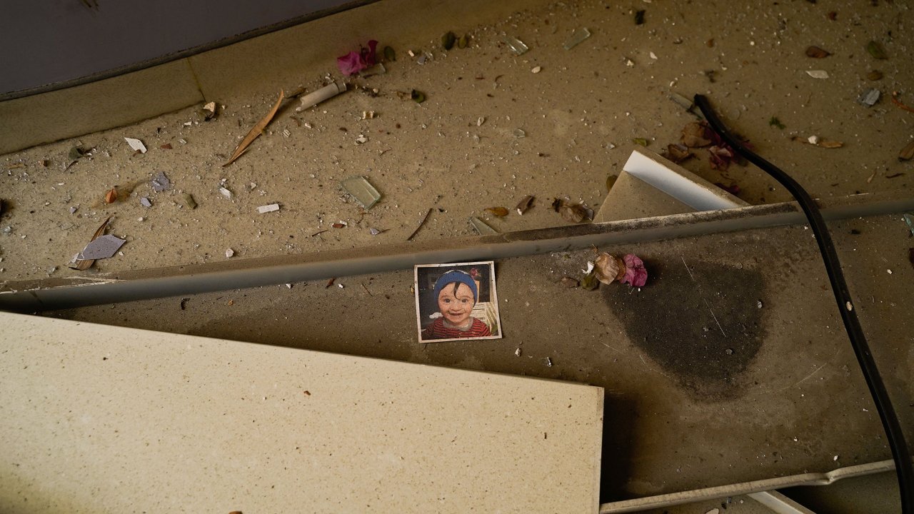 Parmi les débris causés par les explosions, la photo d'un enfant.