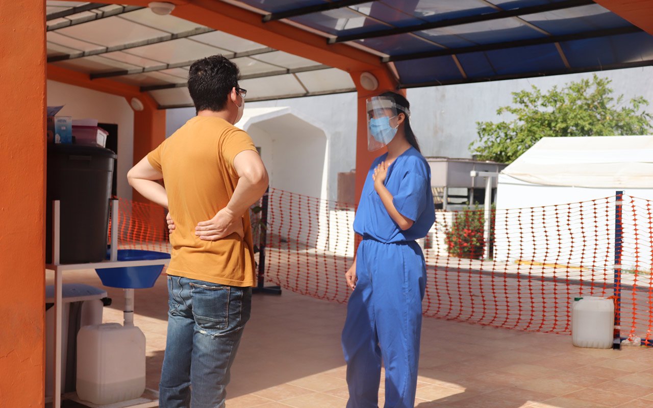 Eine unserer Ärztinnen im Covid-19-Zentrum in Matamoros gibt einem Angehörigen Auskunft über den Zustand eines Patienten. Tamaulipas, Mexiko.