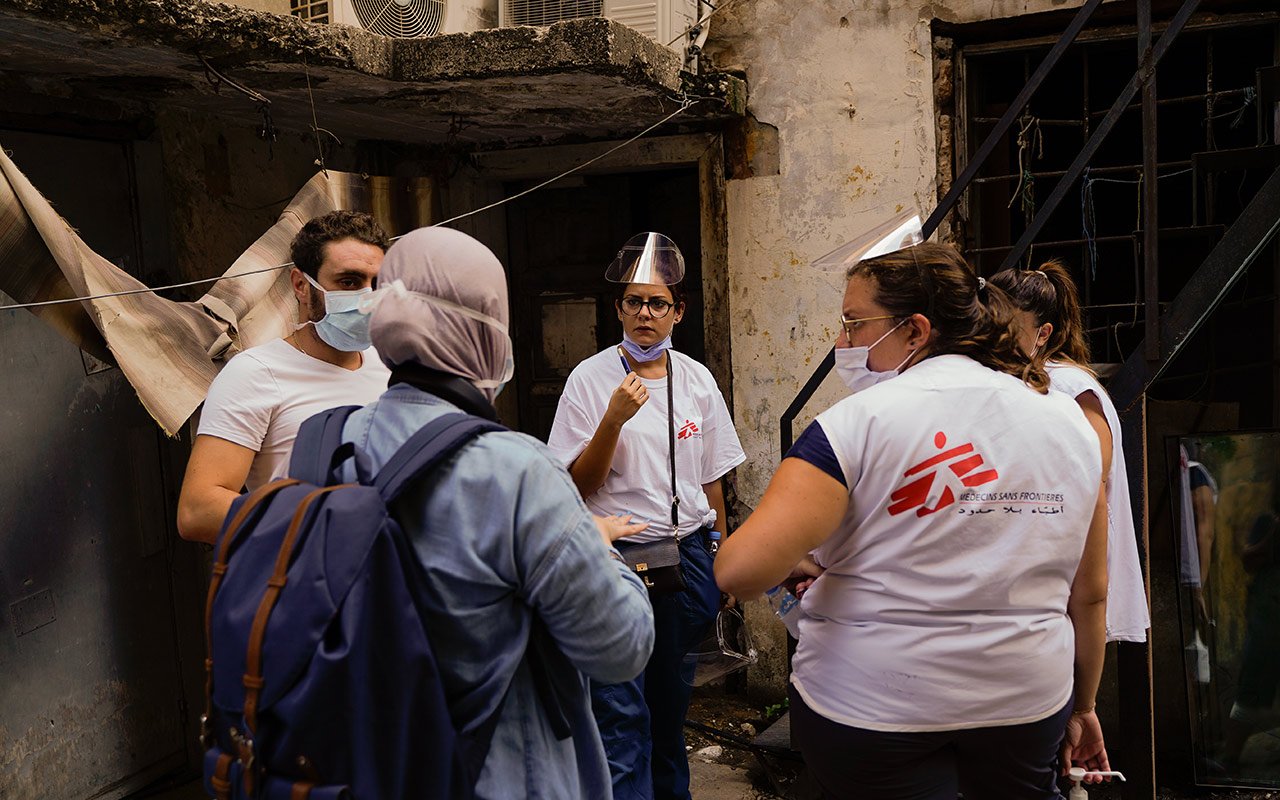Une équipe MSF fait le point dans une rue de Beyrouth