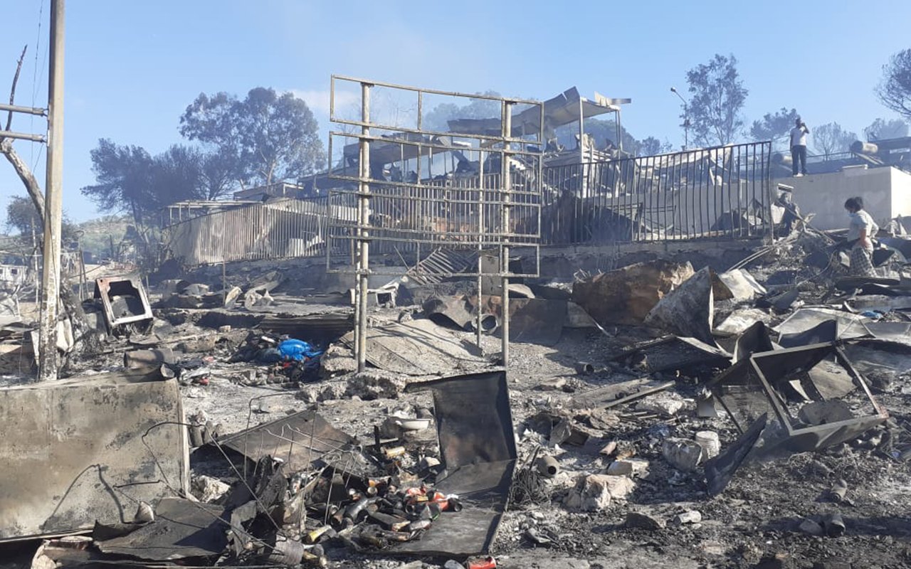 Des structures en métal, calcinées par les flammes 