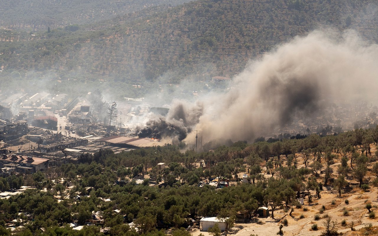 Vue aérienne du camp de Moria en proie aux flammes