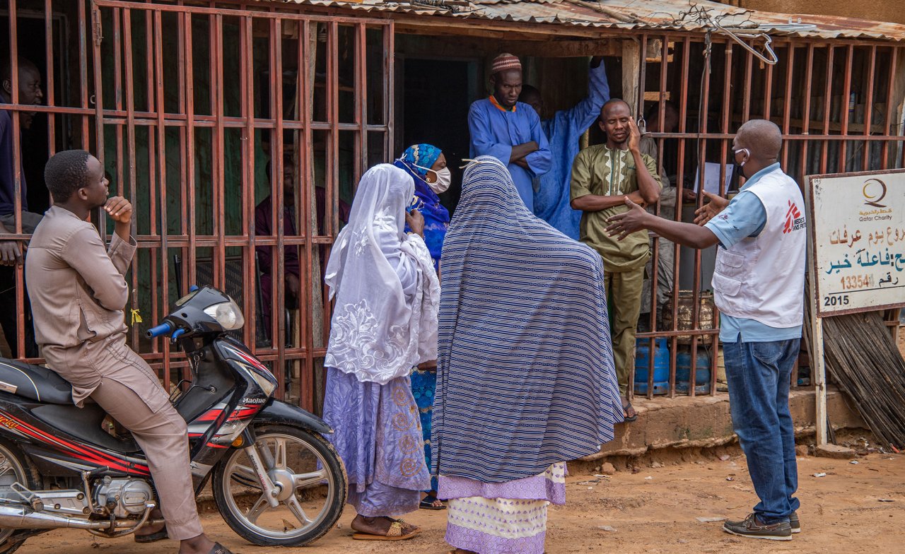 Un MSF-Staff informe un groupe à Zinder sur la procédure à suivre dans les cas suspects de Covid-19.