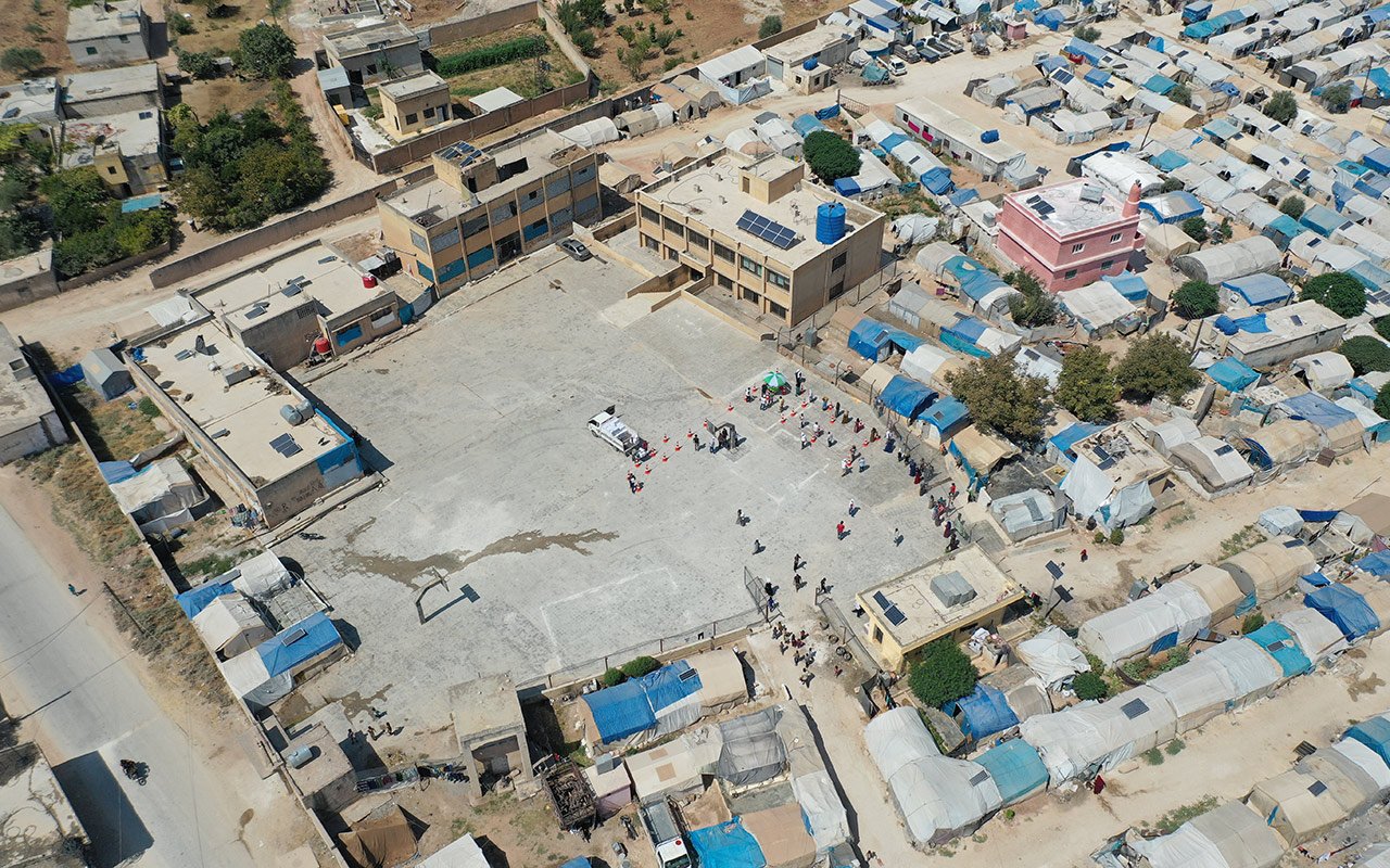 Vue aérienne d'un camp, avec en son centre une grande cour.