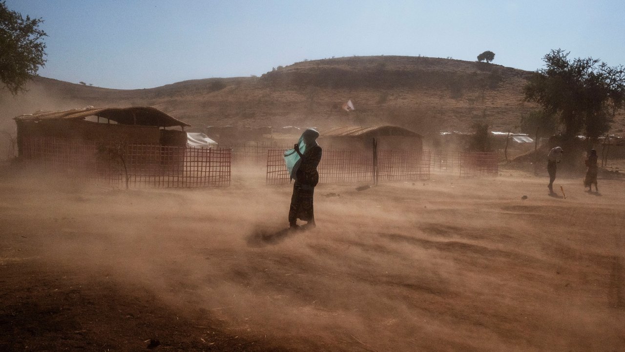 Un réfugié au milieu d’un nuage de poussière.