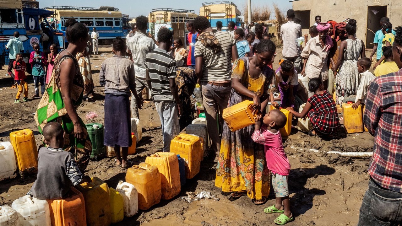 Des réfugiés remplissent leurs jerrycans au point d’eau.