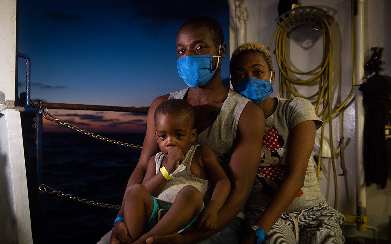 Portrait d'une famille sur le Sea Watch 4