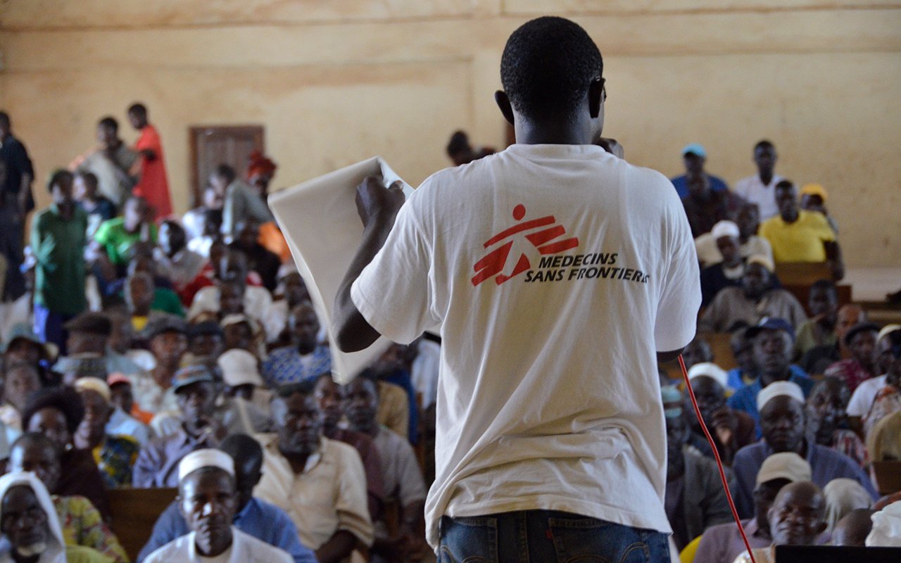 Staff MSF de dos en train de s’adresser à une assemblée.