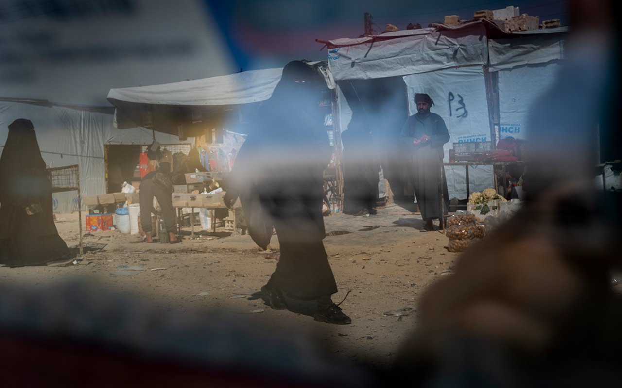 Une femme voilée dans le camp d’Al-Hol