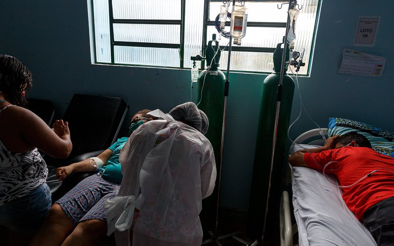 Une infirmière s’occupe de patients allongés et sous oxygène 