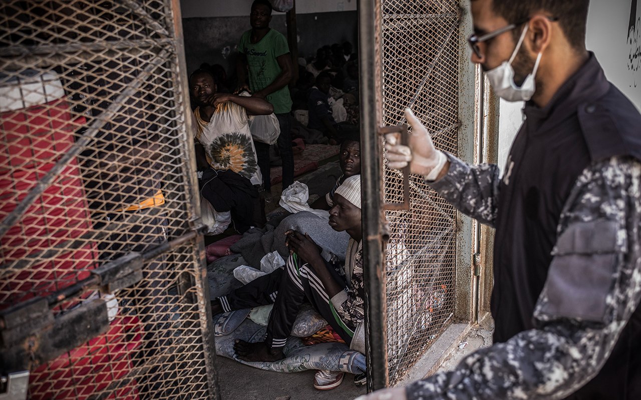 Un garde ferme la porte d’une cellule du centre de détention d’Abu Salim, à Tripoli, Libye