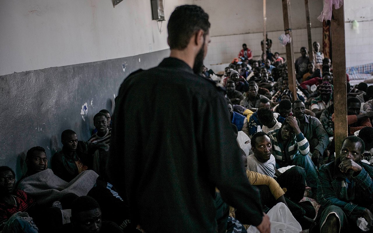 Männer, die im Internierungslager Abu Salim in Tripolis, Libyen, festgehalten werden.