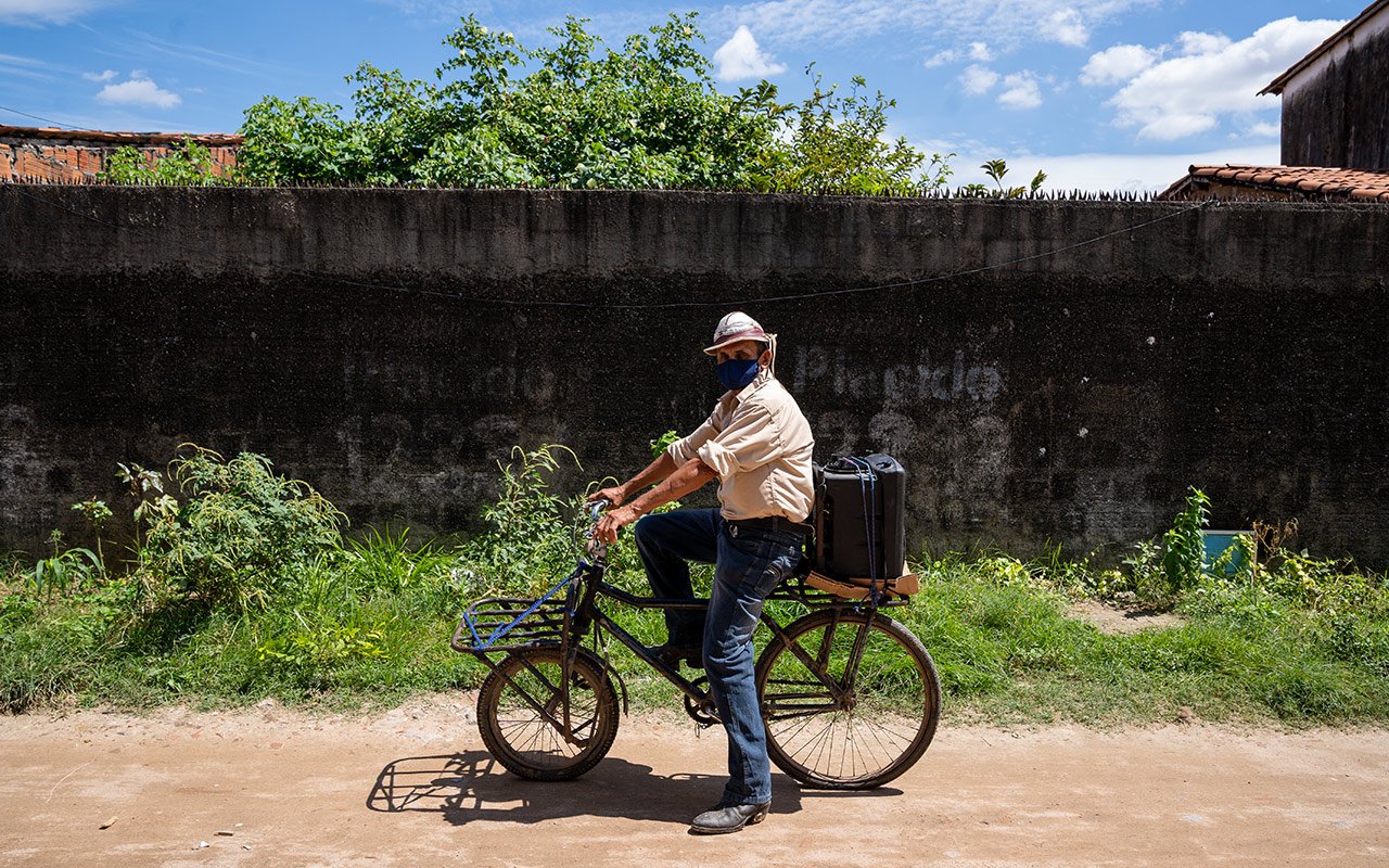 Un homme sur un vélo équipé d’un haut-parleur