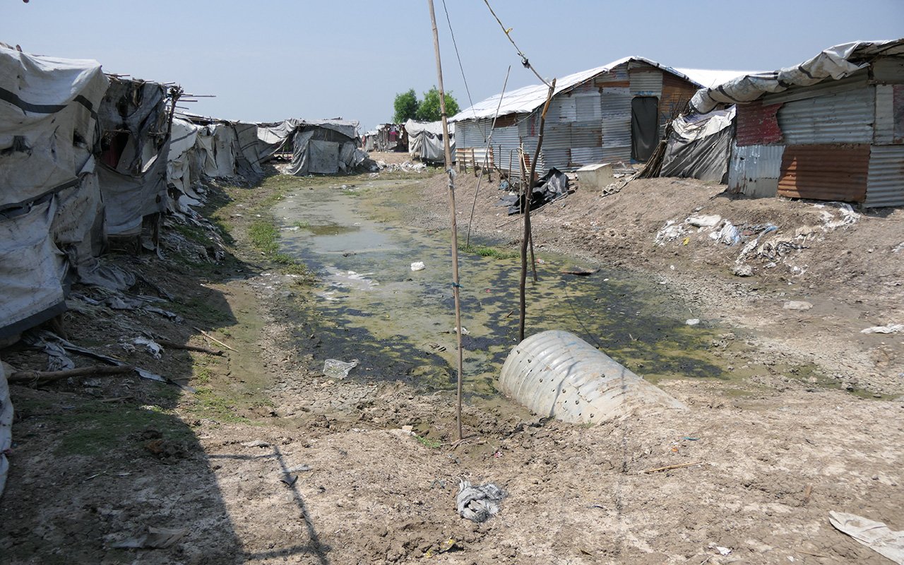 Des drains au milieu des abris dans le camp de déplacés de Bentiu.