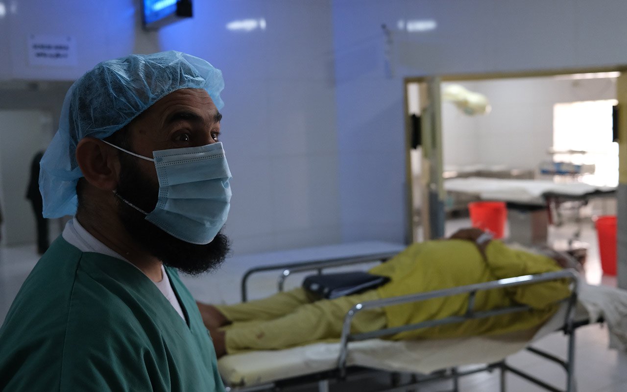 MSF-Chirurg, Dr. Mohammad Gul, vor der Entfernung eines Nierensteins bei Esa, 63, in der OP-Abteilung des Boost-Spitals in Lashkar Gah, Provinz Helmand, Afghanistan