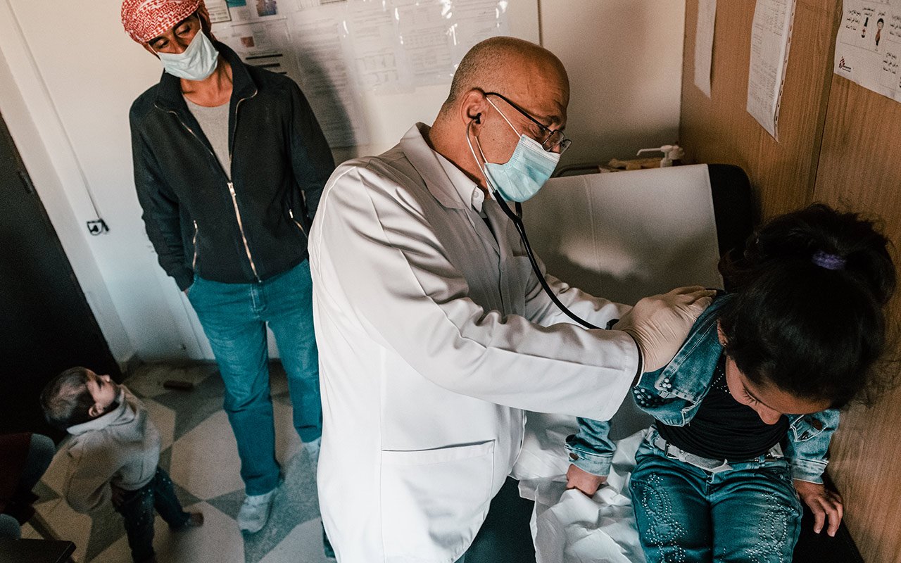 Un médecin examine une fillette de six ans.