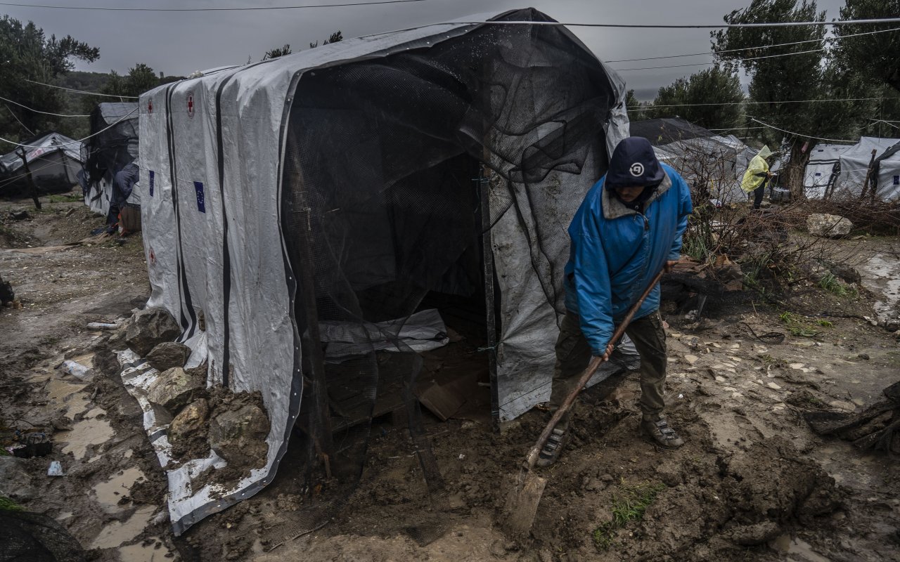 Schlaflose Nächte während der Sintflut – nach einem heftigen Unwetter mussten Tausende von Menschen in der Nähe des Camps Moria weiterhin in ihren kaputten Zelten ausharren.