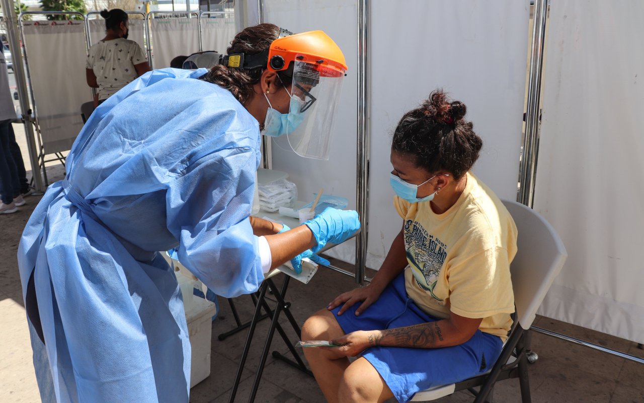 Eine MSF-Mitarbeiterin betreut eine Patientin in Plaza de la República, Reynosa, Mexiko.