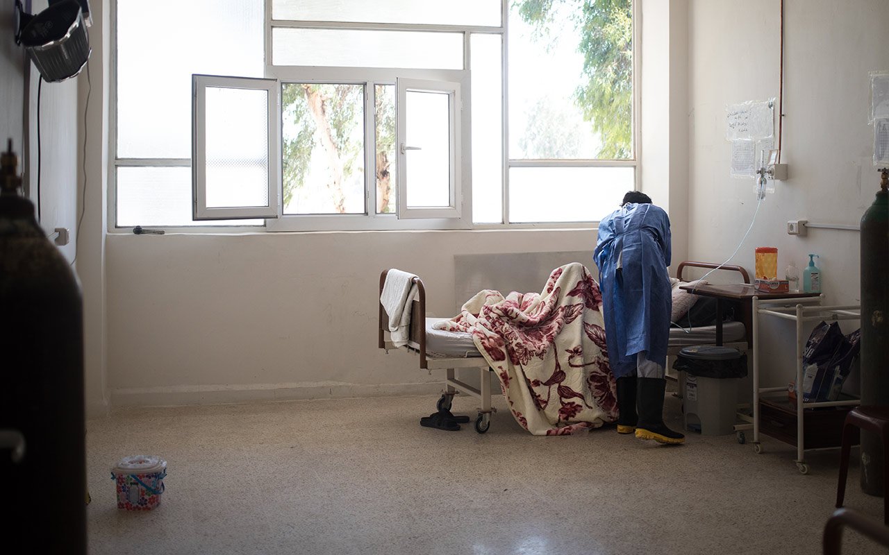 Un patient reçoit des soins dans le service Covid-19 de l'hôpital national de Raqqa, dans le nord-est de la Syrie.