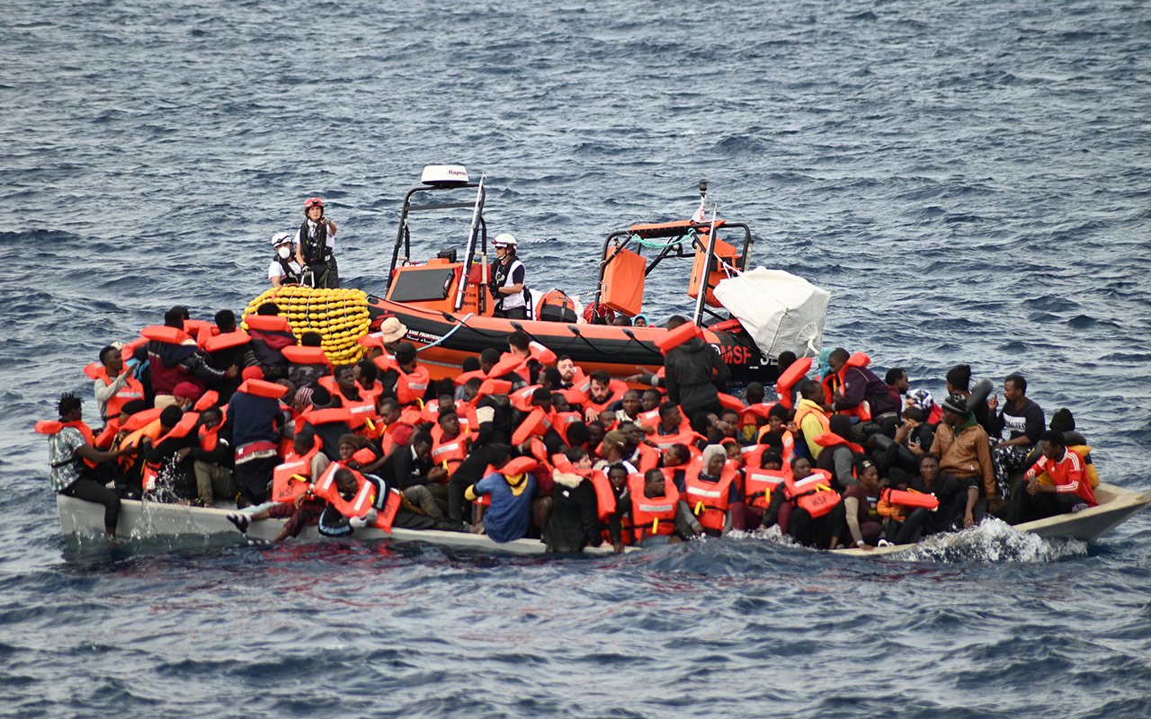 Zu sehen ist eine laufende Rettungsaktion von einem kleinen, unsicheren Boot, welches ca. 30 Meilen vor der libyschen Küste in Not geraten ist. 16. November 2021