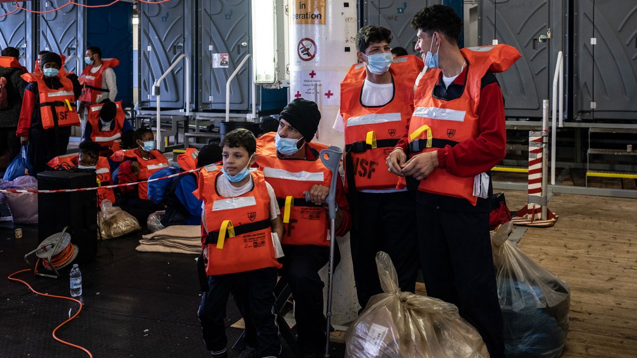 Moustafa und seine drei Söhne warten, bis sie von der italienischen Küstenwache von der Geo Barents an Land gebracht werden.