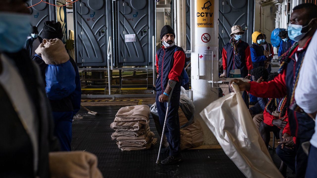 Als unsere Teams bekannt geben, dass ihnen ein sicherer Hafen in Messina, Sizilien, zugewiesen ist, beginnen die Menschen an Deck der Geo Barents ihre Sachen aufzuräumen. Moustafa kann aufgrund seines Handicaps nicht mithelfen.