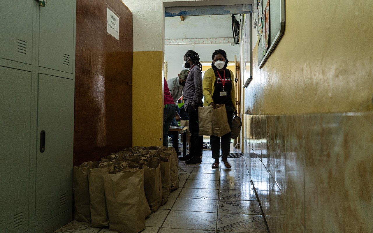 Die Teams des MSF-Aufnahmezentrums in Mafalala verpacken das Material für die vorverpackten Injektionssets. Diese verteilt MSF im Rahmen des in Maputo durchgeführten Programms zur Schadensminderung. 