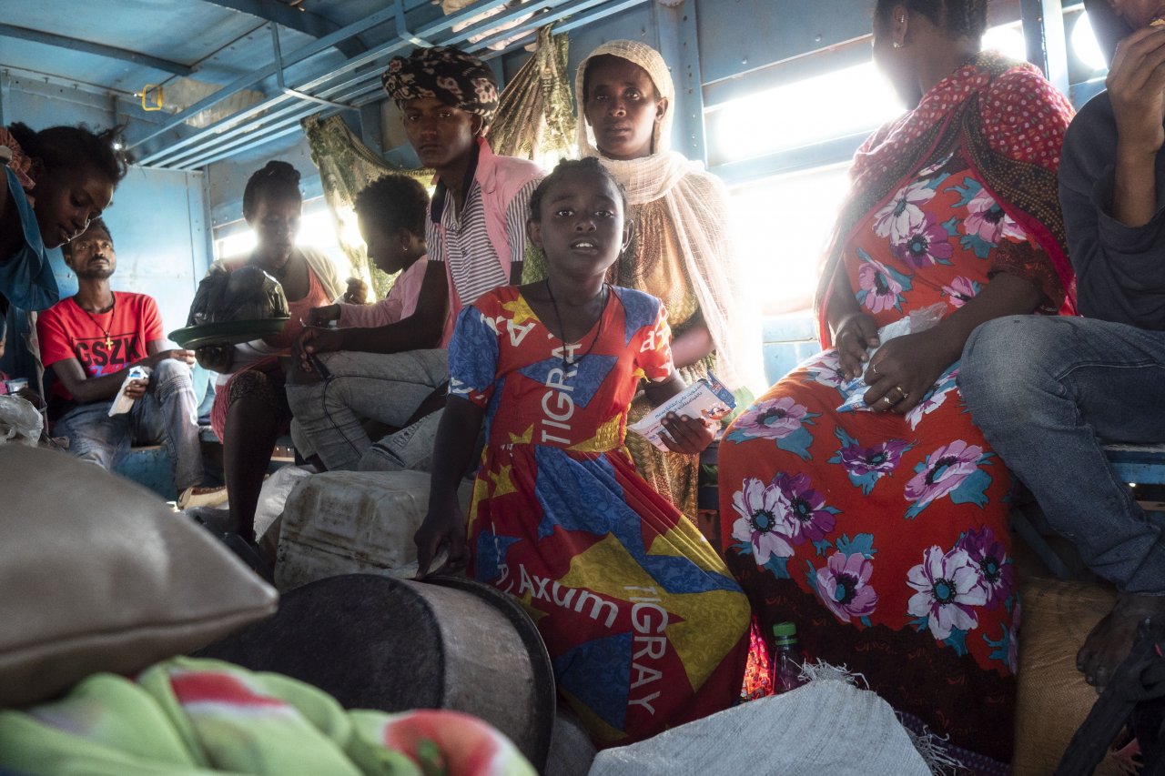 Des réfugiés à bord des bus qui les transféreront du camp de transit d'Al-Shabat au camp de réfugiés d'Um Rakuba. 