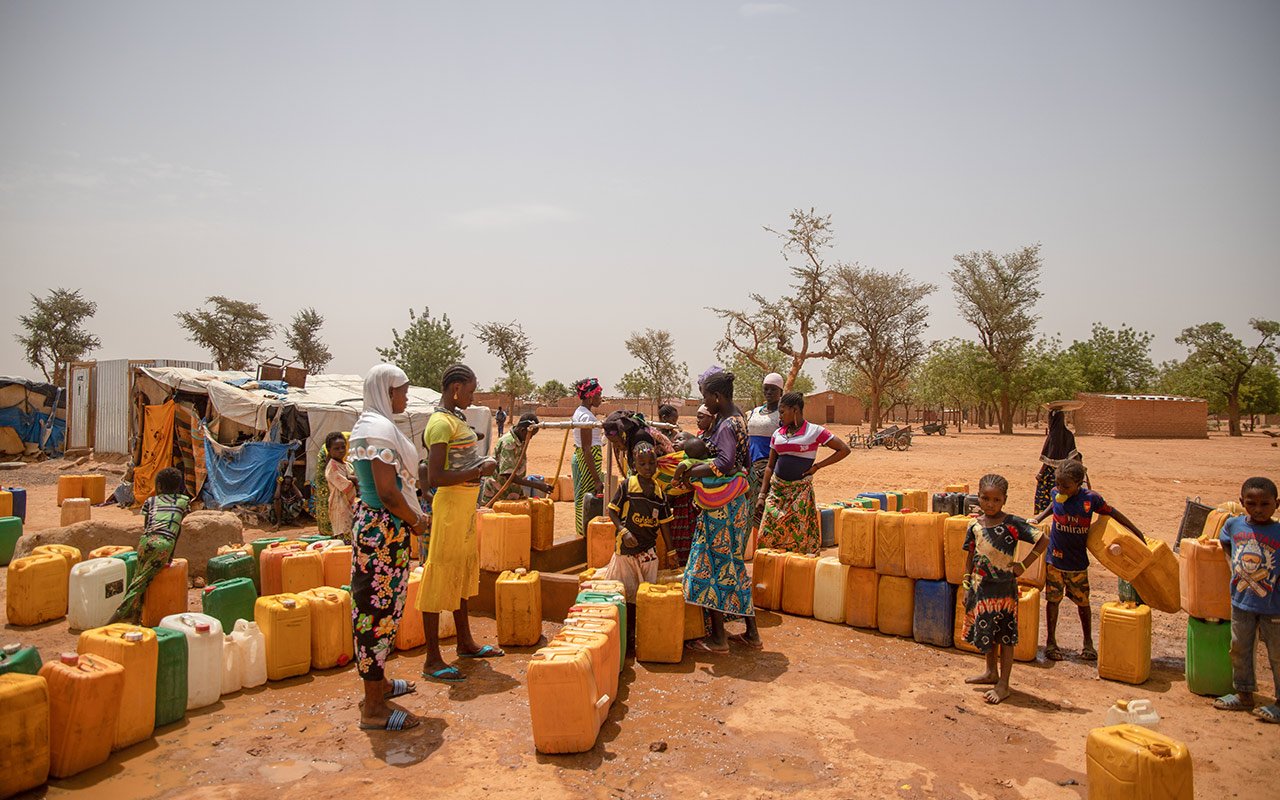 En plus des services médicaux fournis à la clinique et au centre de santé, MSF améliore l'accès de la population à l'eau potable à Kongoussi, au Burkina Faso, en construisant de nouveaux puits de forage et en réhabilitant les anciens.
