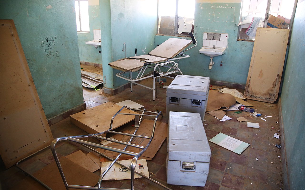 Une pièce endommagée du poste de santé d'Adiftaw, un village de la région éthiopienne du Tigré, touchée par le conflit.
