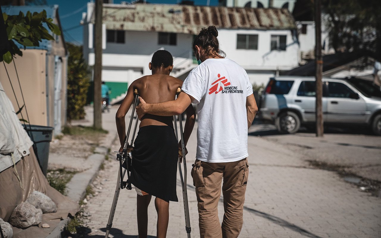À l'hôpital Immaculée Conception des Cayes, le personnel de MSF dispense des soins de physiothérapie aux patients blessés lors du séisme, les aidant à retrouver force et mobilité.