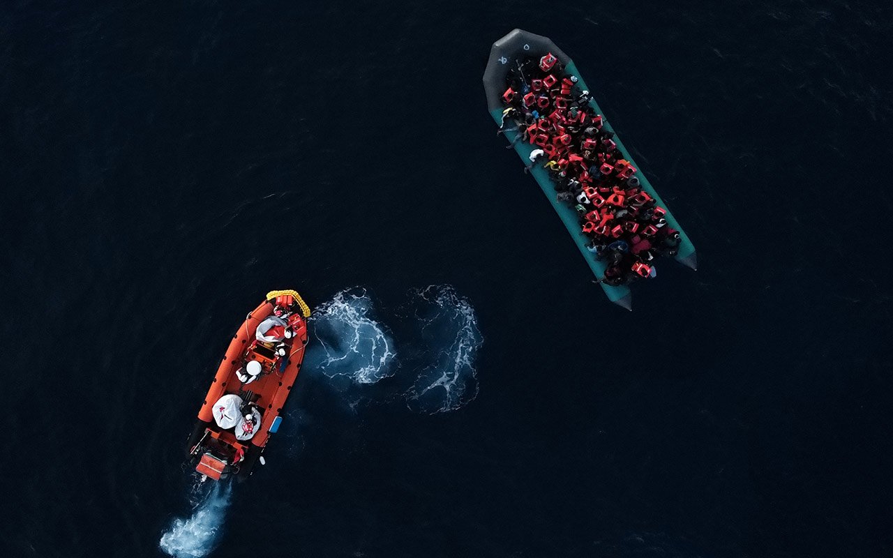 Un bateau pneumatique avec 95 personnes à bord était sur le point d'être intercepté par les garde-côtes libyens. Les équipes de MSF sont arrivées à temps pour effectuer le sauvetage en toute sécurité.