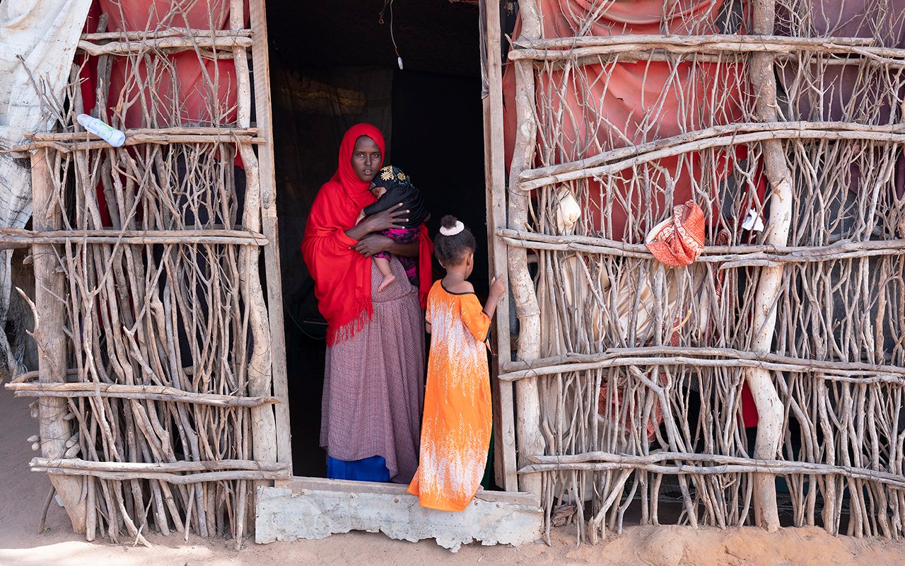 Asher fait partie des générations de personnes qui sont nées dans le camp de Dagahaley, au début des années 90, ses parents ont fui la Somalie pour se réfugier au Kenya ; elle a aussi des enfants qui sont nés dans le camp.