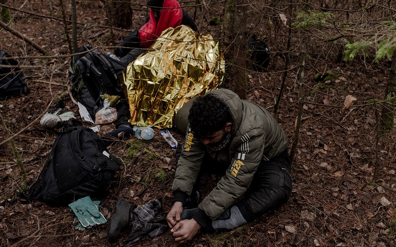 Seit mehreren Tagen ist Bella (21) mit einer kurdischen Familie unterwegs. Auch er ist Kurde und stammt aus dem Irak. Vier Tage lang hat er nichts gegessen. Ein Anwohner, der sich für Flüchtende einsetzt, fand den durchnässten, zitternden jungen Mann. Siemianowka, Polen.
