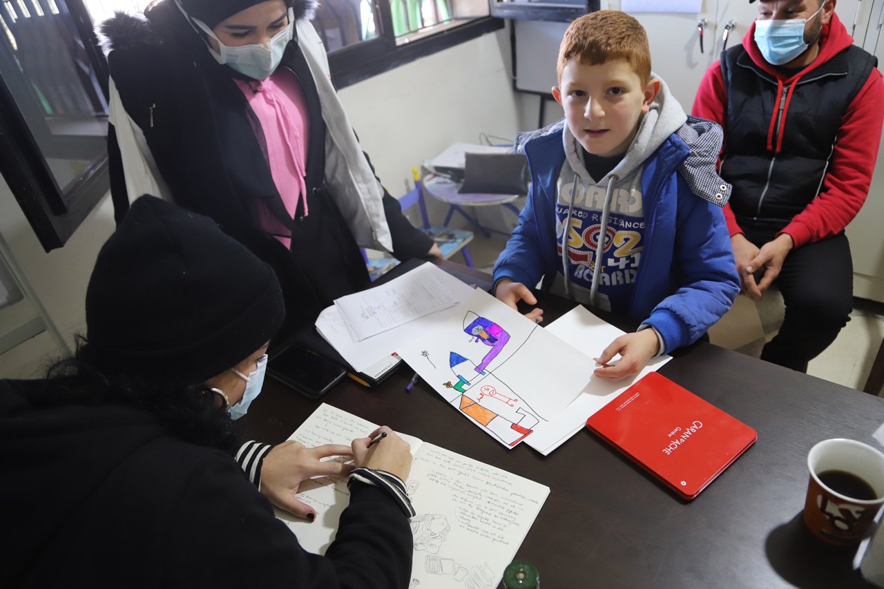 Während die Eltern von ihrer Situation erzählten, zeichneten die Kinder oft gemeinsam mit Samira. Bekaa-Tal.