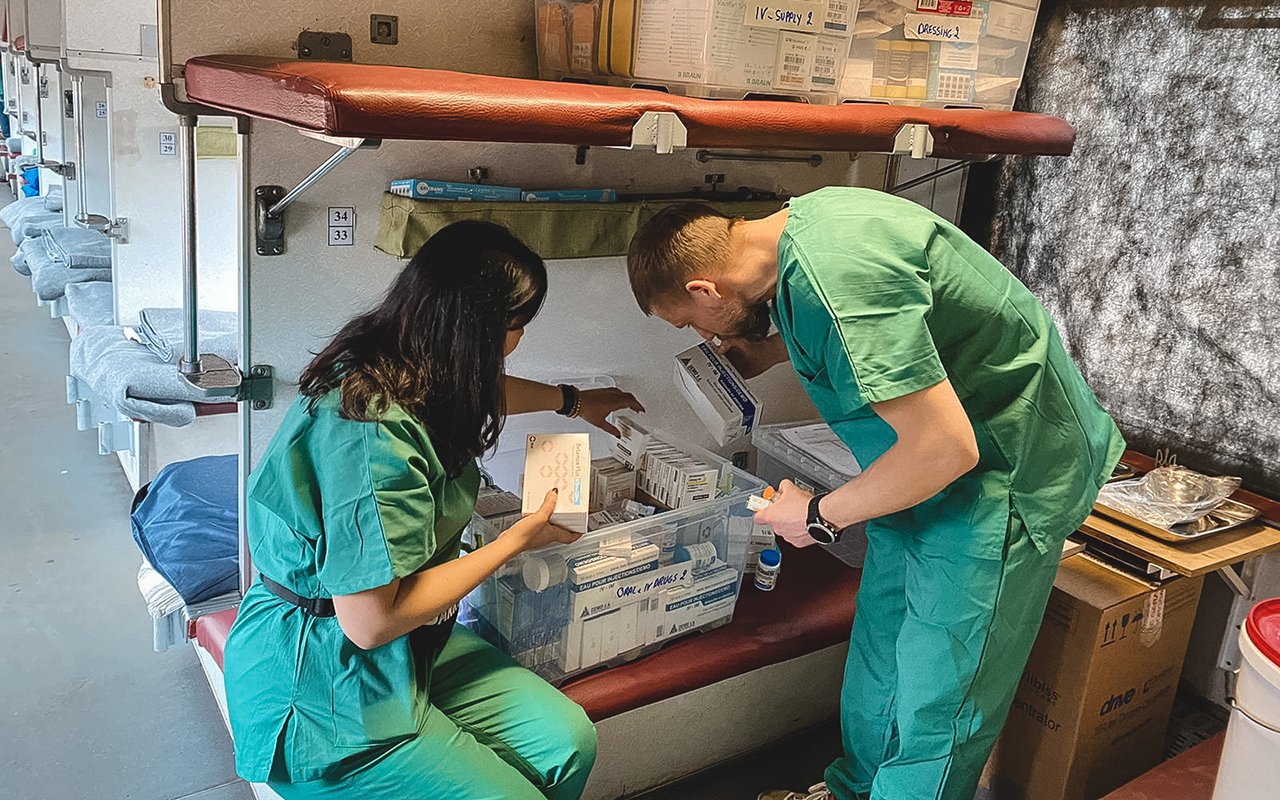 Des équipes médicales MSF à bord du train médicalisé qui a relié Zaporijjia à Lviv. 1er avril 2022. Ukraine. 