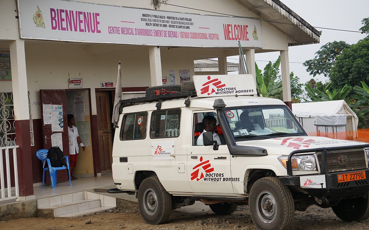 Véhicule MSF livrant du matériel médical à l'hôpital subdvisionnel d'Idenau, dans la région du Sud-Ouest du Cameroun. 17 février 2022