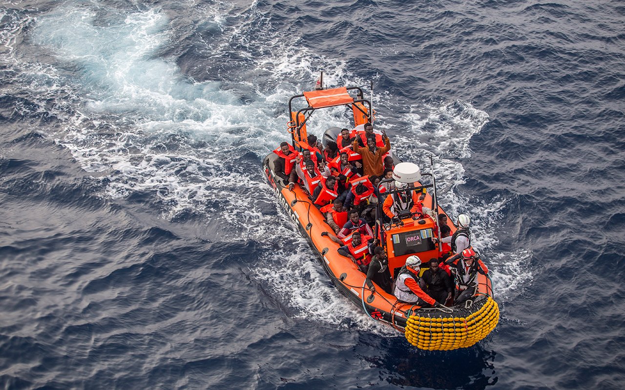 Certains des survivants, épuisés après des heures en mer, sont tombés à l'eau. Ils reçoivent maintenant une aide médicale à bord du Geo Barents. 29 mars 2022.