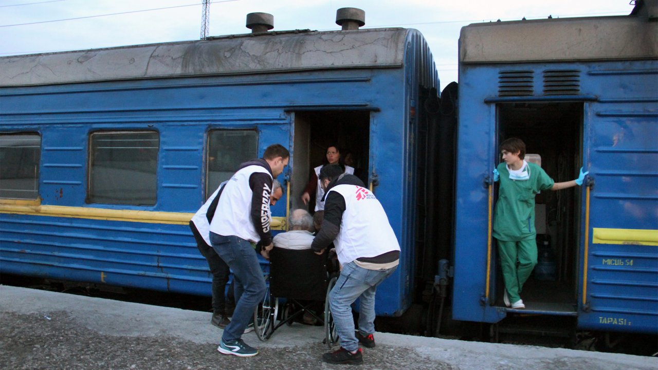 Am Dienstag (05.04.2022) hatte der «medizinische Zug» von Ärzte ohne Grenzen 17 Patient:innen aus Kramatorsk nach Dnipro gebracht, am Mittwoch und Donnerstag (06. Und 0.7.04.2022) 39 weitere aus Kramatorsk nach Lwiw sowie einen nach Kiew. 