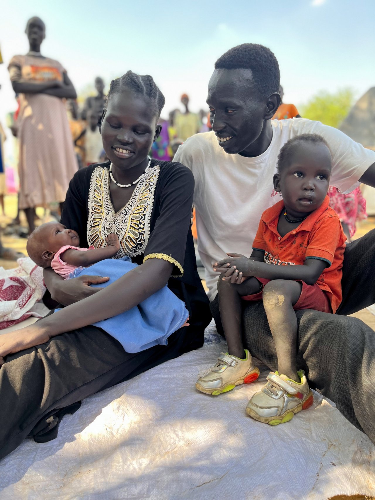 Atem Mabot, sa femme et leurs deux enfants.