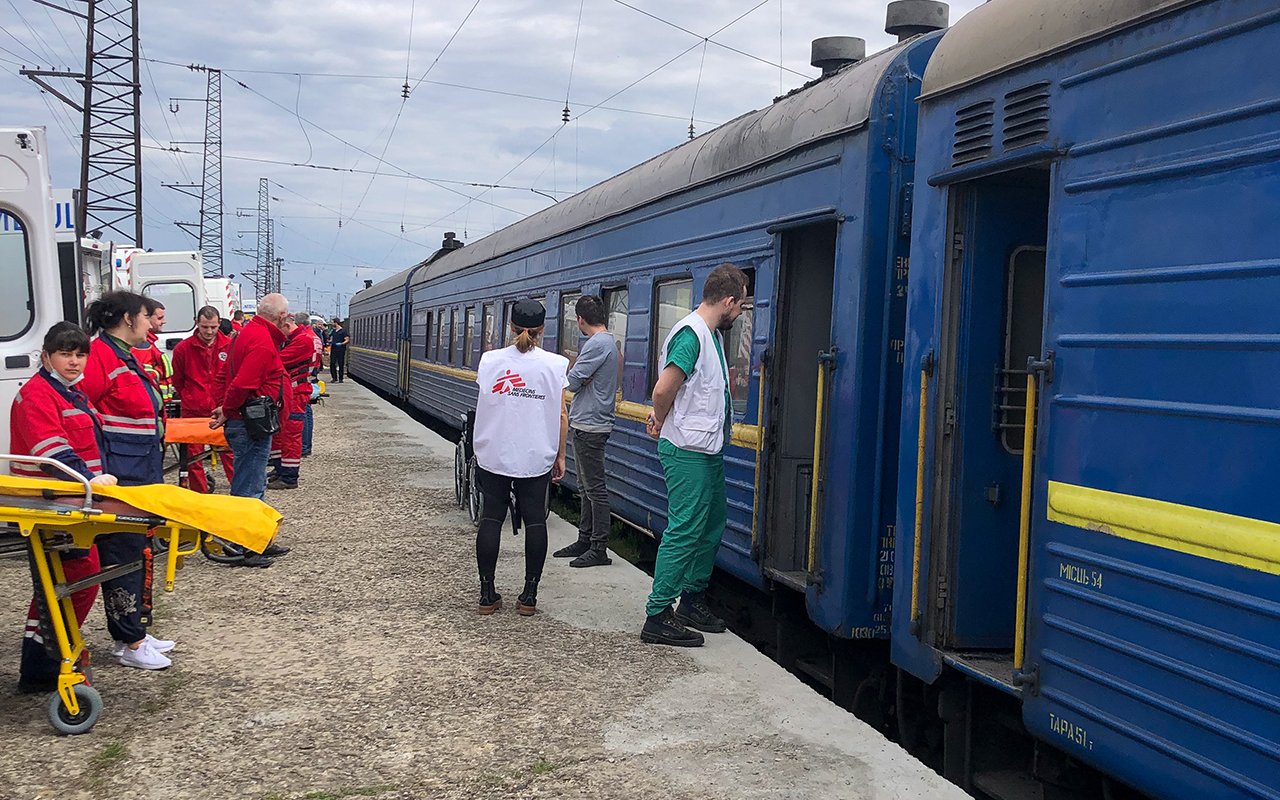 Vue du train médicalisé et des équipes MSF en gare de Lviv. Ukraine, 28 avril 2022